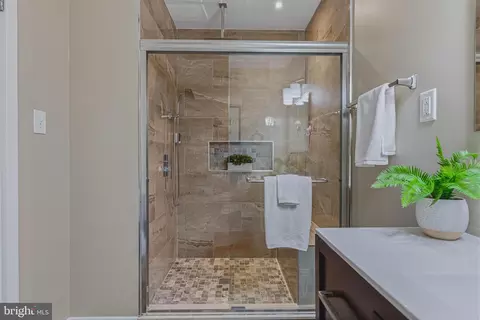 Bath - 10316 Sunset Dr, Damascus, MD 20872 photo 2 of 4