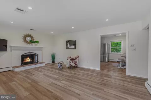 Living - 10316 Sunset Dr, Damascus, MD 20872 photo 2 of 3