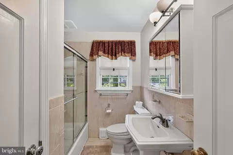 Bath - 10600 Greenacres Dr, Silver Spring, MD 20903 photo 1 of 4