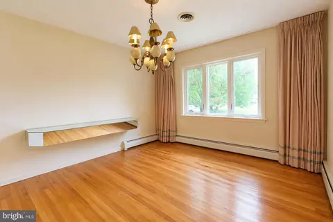 Living - 14607 Peach Orchard Rd, Silver Spring, MD 20905 photo 5 of 8
