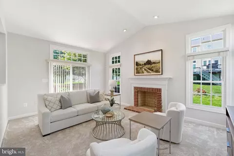 Living - 10816 Maplecrest Ln, Potomac, MD 20854 photo 4 of 6