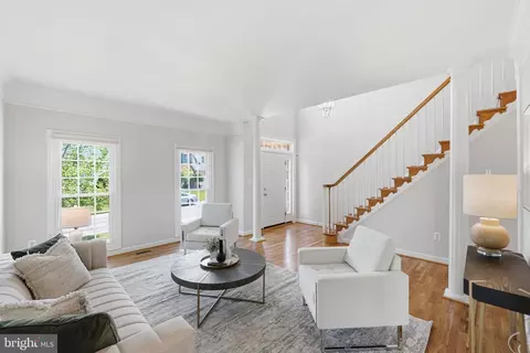 Living - 10816 Maplecrest Ln, Potomac, MD 20854 photo 5 of 6