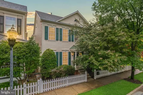 845 Lake Varuna Dr, Gaithersburg, MD 20878