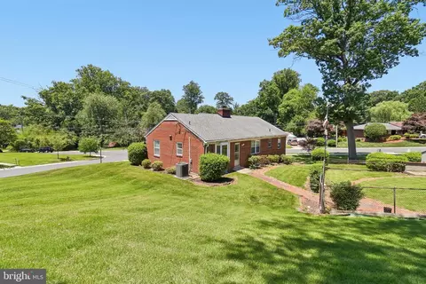 Exterior - 400 Southwest Dr, Silver Spring, MD 20901 photo 2 of 4