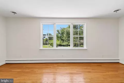 Living - 400 Southwest Dr, Silver Spring, MD 20901 photo 7 of 12