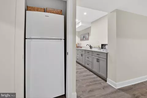 Entry Way - 2215 Reedie Dr, Wheaton, MD 20902 photo 2 of 4