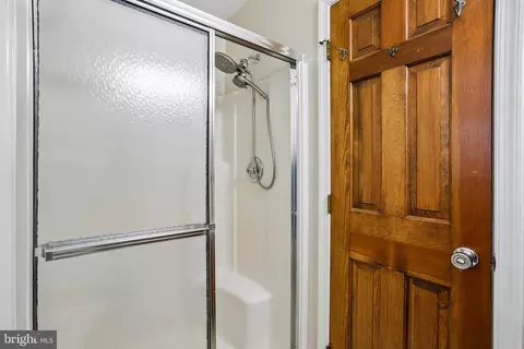 Bath - 110 Summit Hall Rd, Gaithersburg, MD 20877 photo 2 of 4