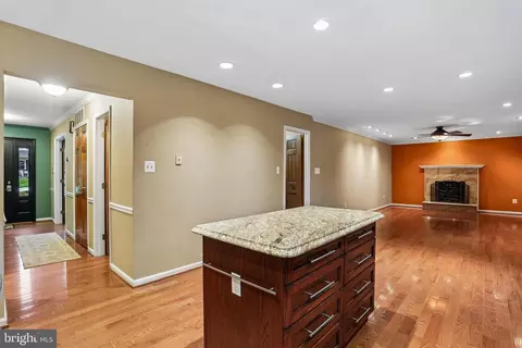 Entry Way - 110 Summit Hall Rd, Gaithersburg, MD 20877 photo 3 of 8