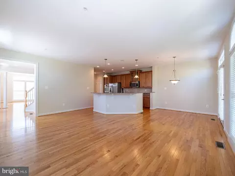 Living - 30 Sharpstead Ln, Gaithersburg, MD 20878 photo 3 of 9