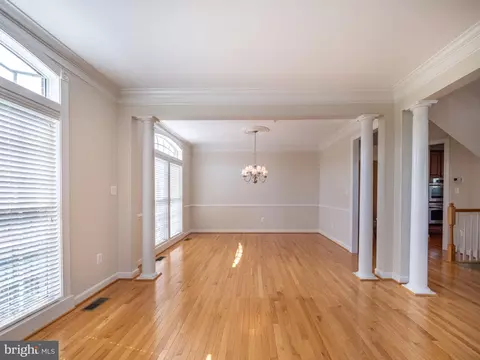 Living - 30 Sharpstead Ln, Gaithersburg, MD 20878 photo 2 of 9
