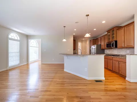 Living - 30 Sharpstead Ln, Gaithersburg, MD 20878 photo 4 of 9