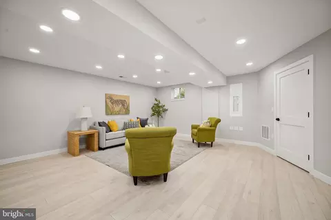 Living - 601 Ray Dr, Silver Spring, MD 20910 photo 5 of 6