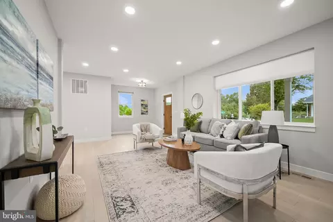 Living - 601 Ray Dr, Silver Spring, MD 20910 photo 4 of 6