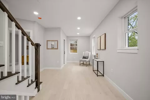 Entry Way - 601 Ray Dr, Silver Spring, MD 20910 photo 5 of 13