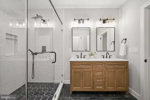 Bath - 601 Ray Dr, Silver Spring, MD 20910 photo 3 of 6