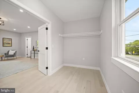 Entry Way - 601 Ray Dr, Silver Spring, MD 20910 photo 10 of 13