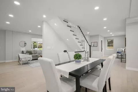 Entry Way - 601 Ray Dr, Silver Spring, MD 20910 photo 4 of 13