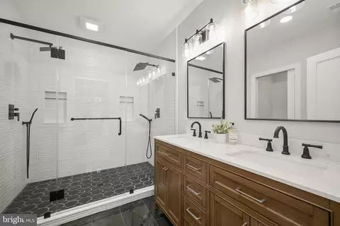 Bath - 601 Ray Dr, Silver Spring, MD 20910 photo 2 of 6