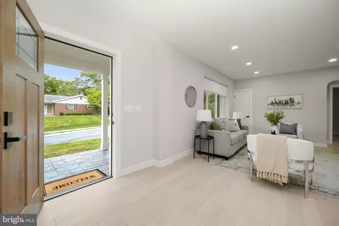 Entry Way - 601 Ray Dr, Silver Spring, MD 20910 photo 2 of 13