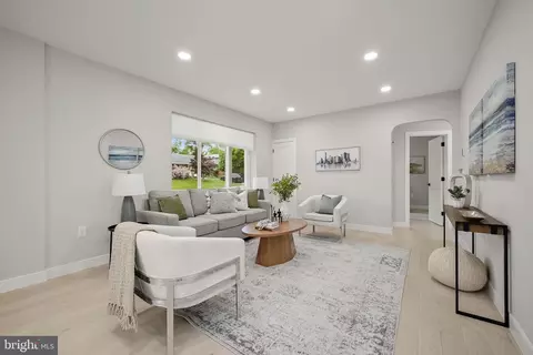 Living - 601 Ray Dr, Silver Spring, MD 20910 photo 3 of 6