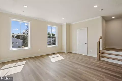 Living - 102 Allen Ln, Poolesville, MD 20837 photo 4 of 5