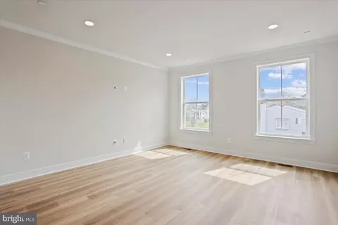 Living - 102 Allen Ln, Poolesville, MD 20837 photo 2 of 5