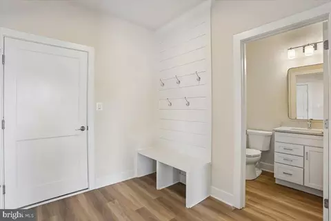 Entry Way - 102 Allen Ln, Poolesville, MD 20837 photo 2 of 18