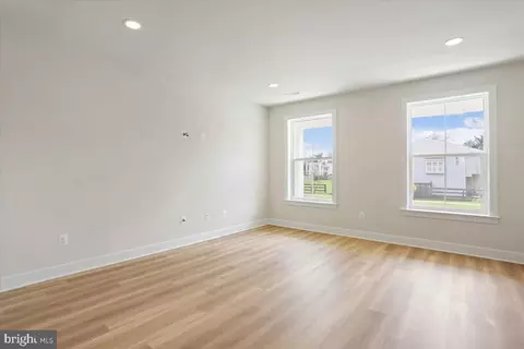 Living - 102 Allen Ln, Poolesville, MD 20837 photo 3 of 5