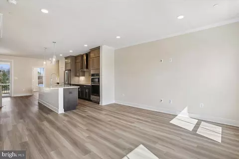 Living - 102 Allen Ln, Poolesville, MD 20837 photo 5 of 5