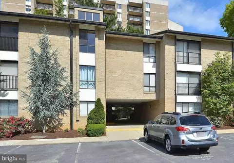 10 Monroe St #10-302, Rockville, MD 20850