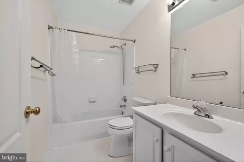 Bath - 2015 Wheaton Haven Ct W, Silver Spring, MD 20902 photo 2 of 3