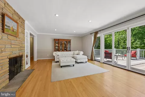 Living - 10410 Gary Rd, Potomac, MD 20854 photo 3 of 6