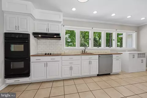 Kitchen - 10410 Gary Rd, Potomac, MD 20854 photo 4 of 4