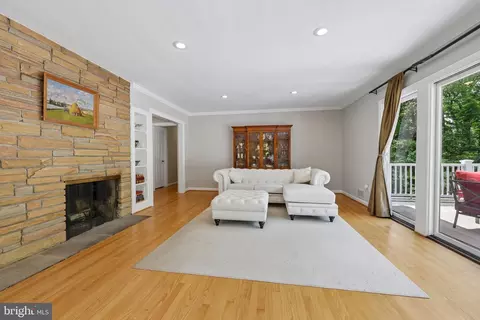 Living - 10410 Gary Rd, Potomac, MD 20854 photo 4 of 6