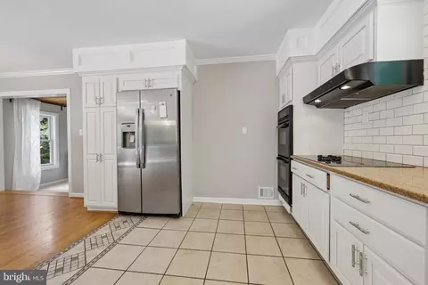 Kitchen - 10410 Gary Rd, Potomac, MD 20854 photo 3 of 4