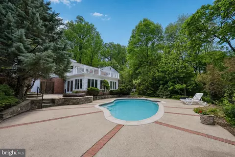 Exterior - 10410 Gary Rd, Potomac, MD 20854 photo 4 of 18