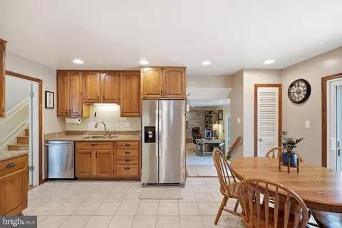 Kitchen - 15108 Centergate Dr, Silver Spring, MD 20905 photo 2 of 3