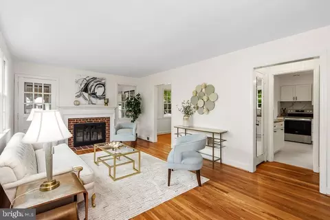 Living - 9110 Sudbury Rd, Silver Spring, MD 20901 photo 4 of 6