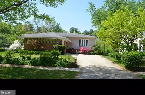 2884 Glenora Ln, Rockville, MD 20850