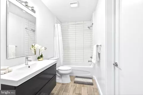 Bath - 700 Roeder Rd #105, Silver Spring, MD 20910 photo 1 of 2