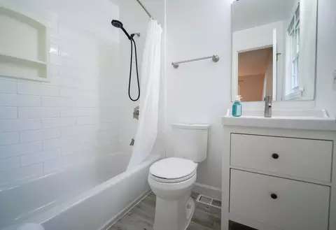 Bath - 15204 Aylesbury St, Silver Spring, MD 20905 photo 1 of 4