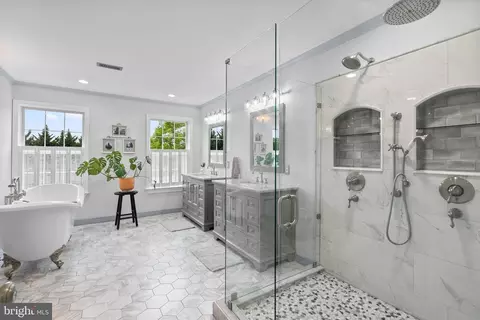 Bath - 15425 Conrad Spring Rd, Boyds, MD 20841 photo 2 of 6