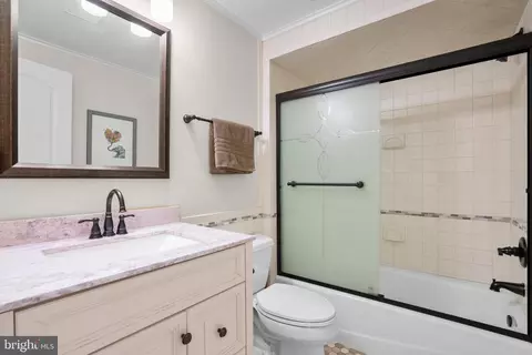 Bath - 15425 Conrad Spring Rd, Boyds, MD 20841 photo 6 of 6