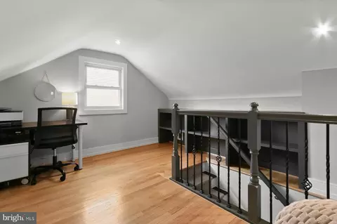 Entry Way - 513 Gilmoure Dr, Silver Spring, MD 20901 photo 9 of 11