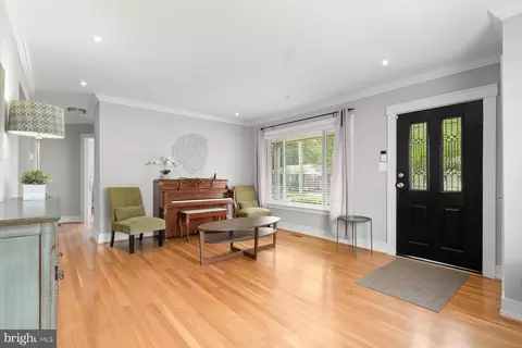 Entry Way - 513 Gilmoure Dr, Silver Spring, MD 20901 photo 2 of 11