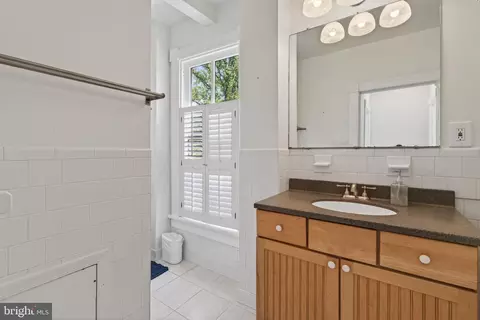 Bath - 1102 Edgevale Rd, Silver Spring, MD 20910 photo 6 of 7