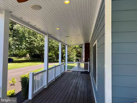 Exterior - 10420 Oaklyn Dr, Potomac, MD 20854 photo 3 of 8