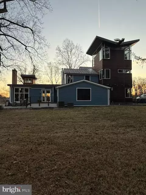 Exterior - 10420 Oaklyn Dr, Potomac, MD 20854 photo 5 of 8