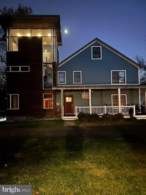 Exterior - 10420 Oaklyn Dr, Potomac, MD 20854 photo 2 of 8