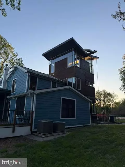 Exterior - 10420 Oaklyn Dr, Potomac, MD 20854 photo 6 of 8